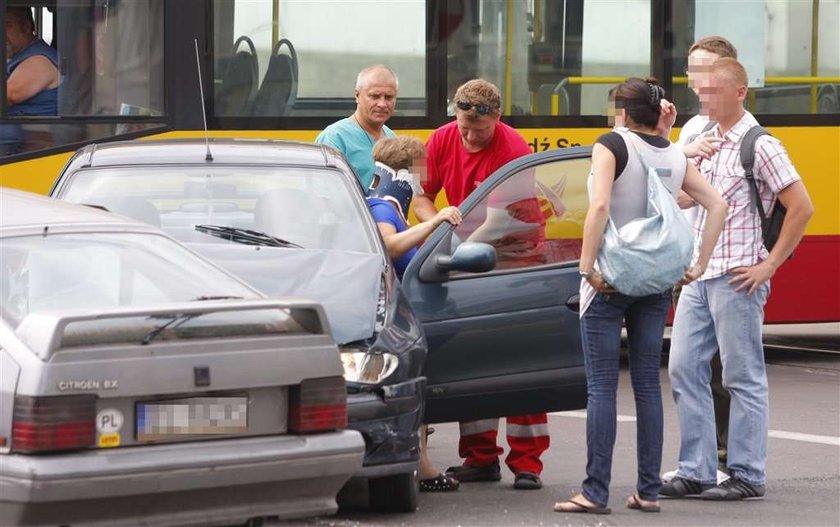 Wbił się w renault i uciekł