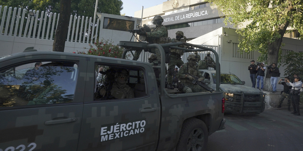 Ciężko uzbrojony konwój wojskowy opuszcza budynek prokuratury, w którym przebywa Ovidio Guzmán, jeden z synów byłego szefa kartelu Sinaloa, Joaquina "El Chapo" Guzmána.