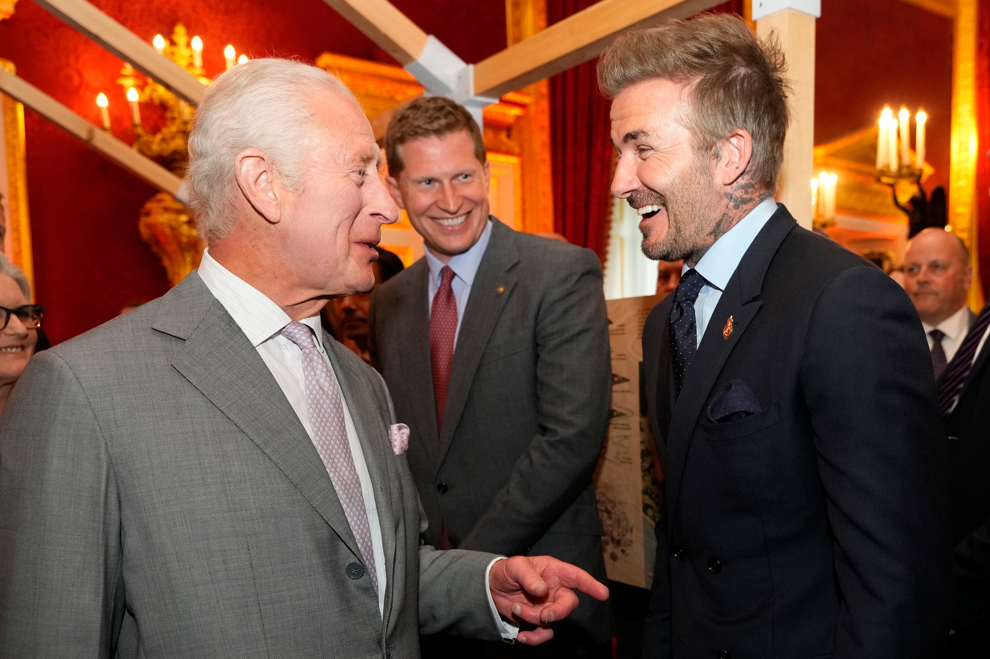 Kráľ Karol III. a exfutbalista David Beckham.
