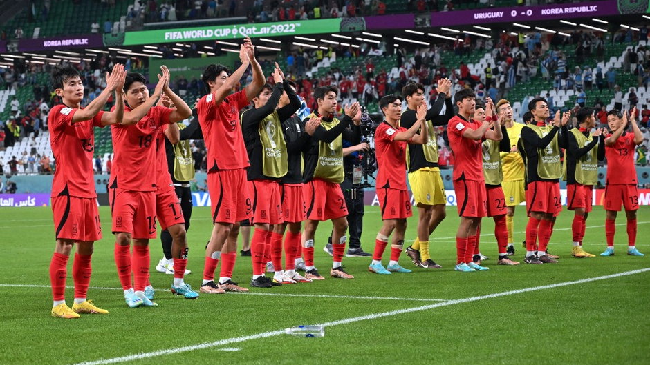 Piłkarze Korei Południowej po bezbramkowym meczu z Urugwajem dziękują kibciom