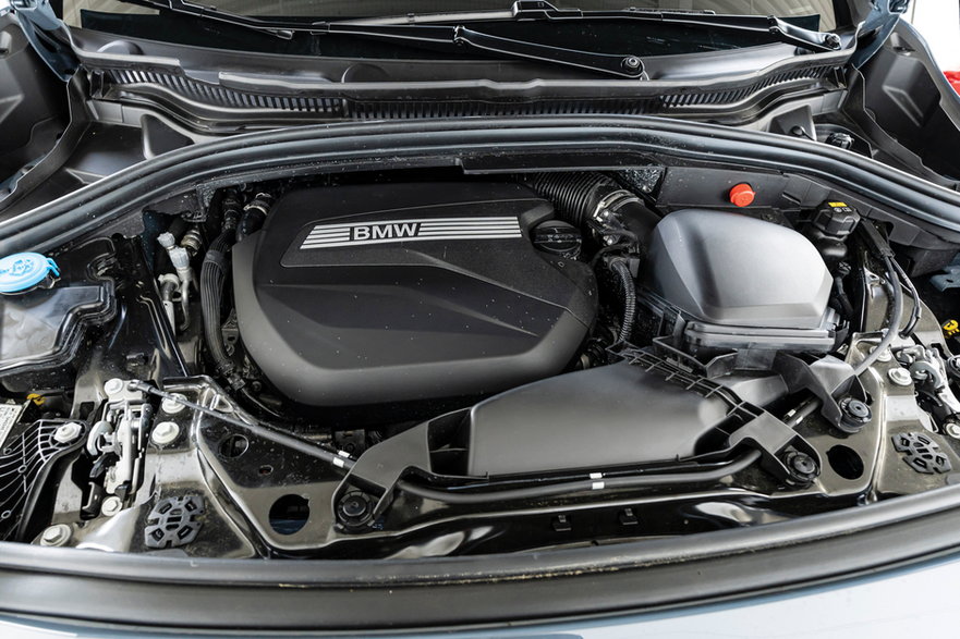 BMW Active Tourer: cztery cylindry, dwa litry pojemności skokowej, 150 KM i 350 Nm przy 1750 obrotach na minutę. Siedmiobiegowa skrzynia dwusprzęgłowa, 220 km/h