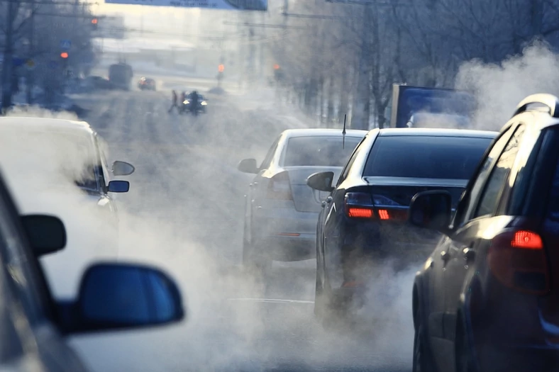 W dużych miastach przyczyną smogu jest transport drogowy