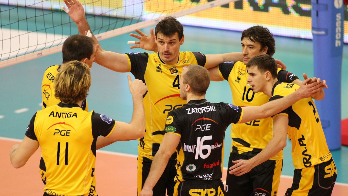 PGE Skra Bełchatów bez żadych kłopotów wygrała z Al Ahly Kair w meczu 3. kolejki grupy A siatkarskich klubowych mistrzostw świata. Mistrzowie Polski rozbili rywali w dwóch pierwszych setach i, grając w rezerwowym składzie, dość pewnie zwyciężyli w trzecim. Z kompletem wygranych bełchatowianie wygrali grupę. W półfinale Skra zmierzy się najprawdopodobniej ze zwycięzcą spotkania Dynamo Moskwa - Drean Bolivar.