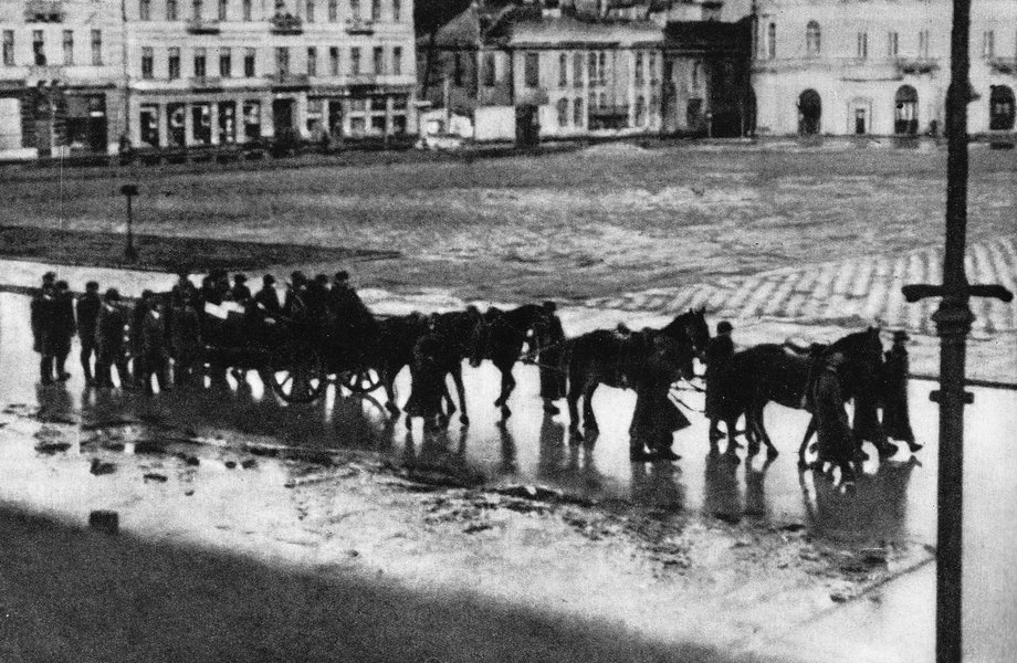 Kondukt pogrzebowy Franza Kutschery na Adolf-Hitler-Platz (plac Piłsudskiego) w Warszawie. Zdjęcie wykonane z pałacu Saskiego. 4 lutego 1944 r.