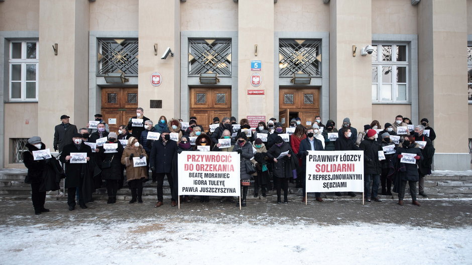 Protest sędziów przed sądem okręgowym w Łodzi
