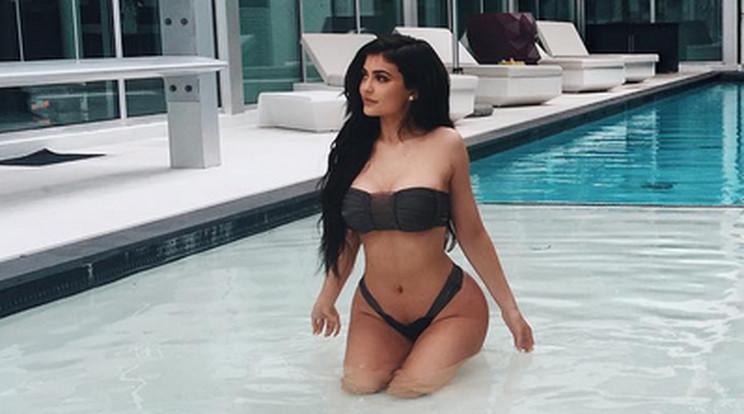 Kylie Jenner szexi fürdőruhában / Fotó: Instagram