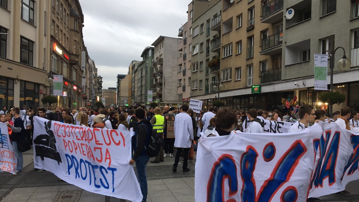 Grupa około kilkuset osób wzięła udział we wrocławskim marszu popierającym protest medyków. Tuż po godz. 17 pochód wyruszył ze skrzyżowania ul. Oławskiej z Kazimierza Wielkiego i następnie przeszedł do Rynku.