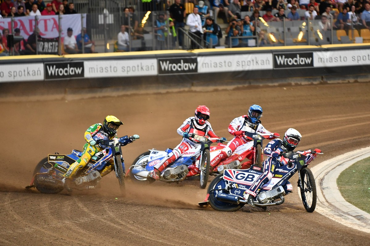 Nicki Pedersen (kask czerwony), Bartosz Zmarzlik (niebieski), Jack Holder (żółty) i Dan Bewley (biały)