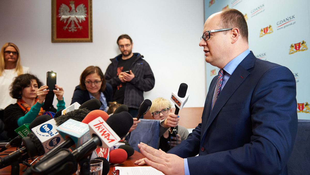 We wtorek, z powodu pięciu zarzutów prokuratorskich, Paweł Adamowicz został zawieszony w prawach członka Platformy Obywatelskiej. Zawieszenie nastąpiło po wniosku złożonym przez samego zainteresowanego. - Czekamy na decyzję sądu i tak po ludzku oczywiście wspieramy prezydenta Gdańska - powiedział Jan Kozłowski p.o. przewodniczącego Platformy Obywatelskiej na Pomorzu.