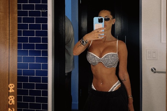 BUJNE GRUDI I PIRSING NA PUPKU Poznata Srpkinja se udala za fudbalera i otišla da živi u Ameriku, sad se skinula i pokazala obline