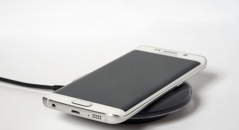 Samsung Wireless Charger charging a S6 Edge