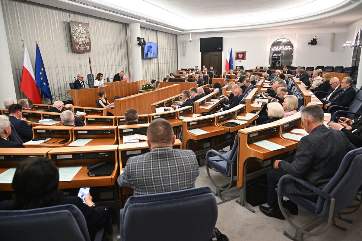 Senatorowie na sali obrad Senatu w Warszwie
