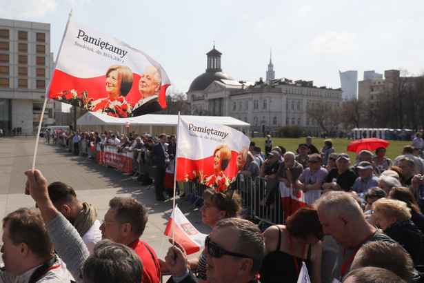 Uczestnicy uroczystości na placu Piłsudskiego w Warszawie