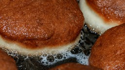 tłusty czwartek: co zrobić z olejem po smażeniu pączków?