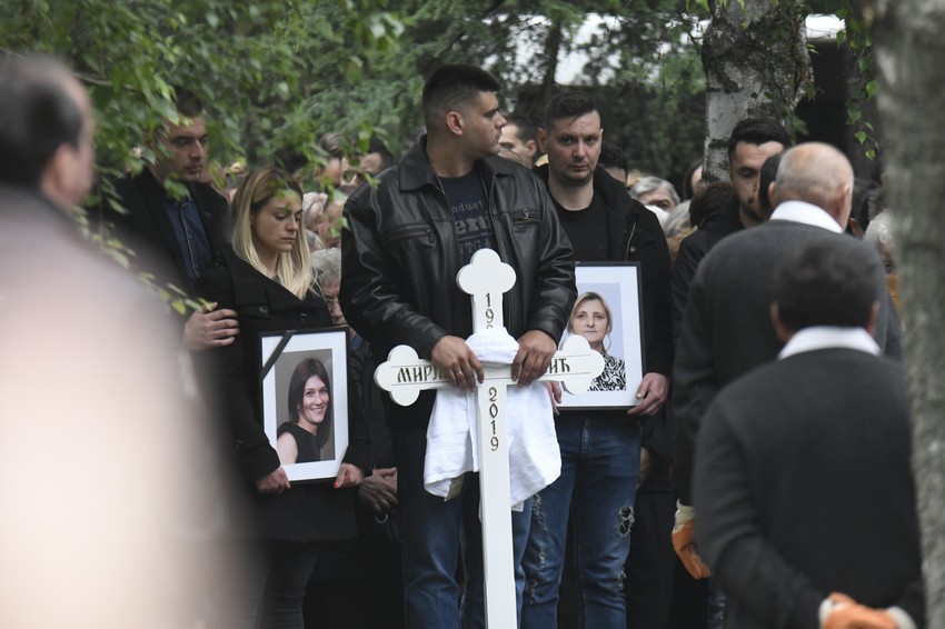 Sahrani je prisustvovalo gotovo 100 ljudi. Na čelu tužne povorke hodala su dvojica Mirjaninih sinova koji su svedočili masakru koji je počinio Goran Janković