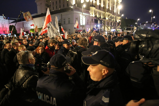 PiS ostro krytykuje sąd za zgodę na kontrmanifestcję podczas miesięcznicy smoleńskiej