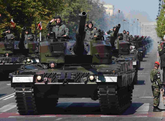 Defilada pojazdów wojskowych na ulicach stolicy, 15 bm. W Warszawie trwają obchody Święta Wojska Polskiego. (cat) PAP/Radek Pietruszka