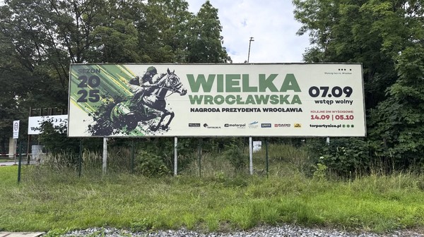 Wielka Wrocławska – Nagroda Prezydenta Wrocławia to najbardziej prestiżowa międzynarodowa gonitwa z przeszkodami w Polsce. Konie i jeźdźcy z różnych krajów zmierzą się o nagrody z puli 200 tys. zł. 