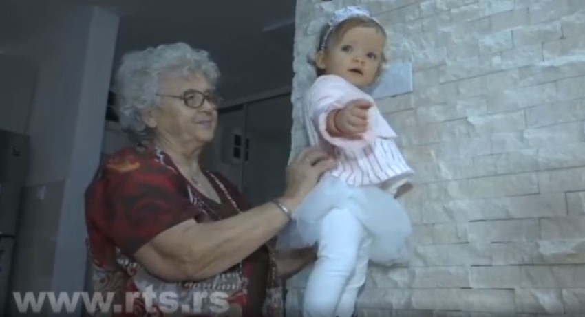 helena sa bakom Snežanom