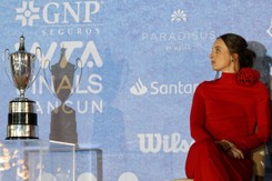 I wtedy weszła ona... Cała na czerwono. Iga Świątek jakiej jeszcze nie widziałeś [FOTO]