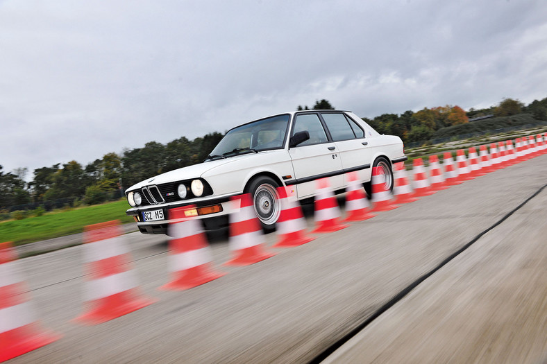 BMW M5 (E28) - 10,8 l/100 km