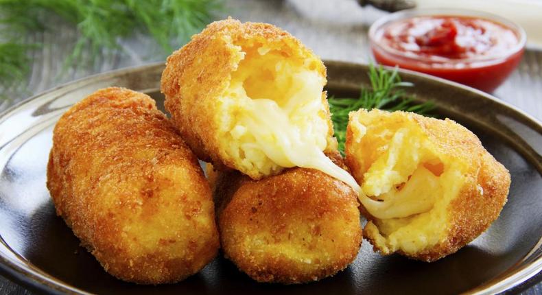 Voici comment faire des croquettes de pommes de terre au fromage