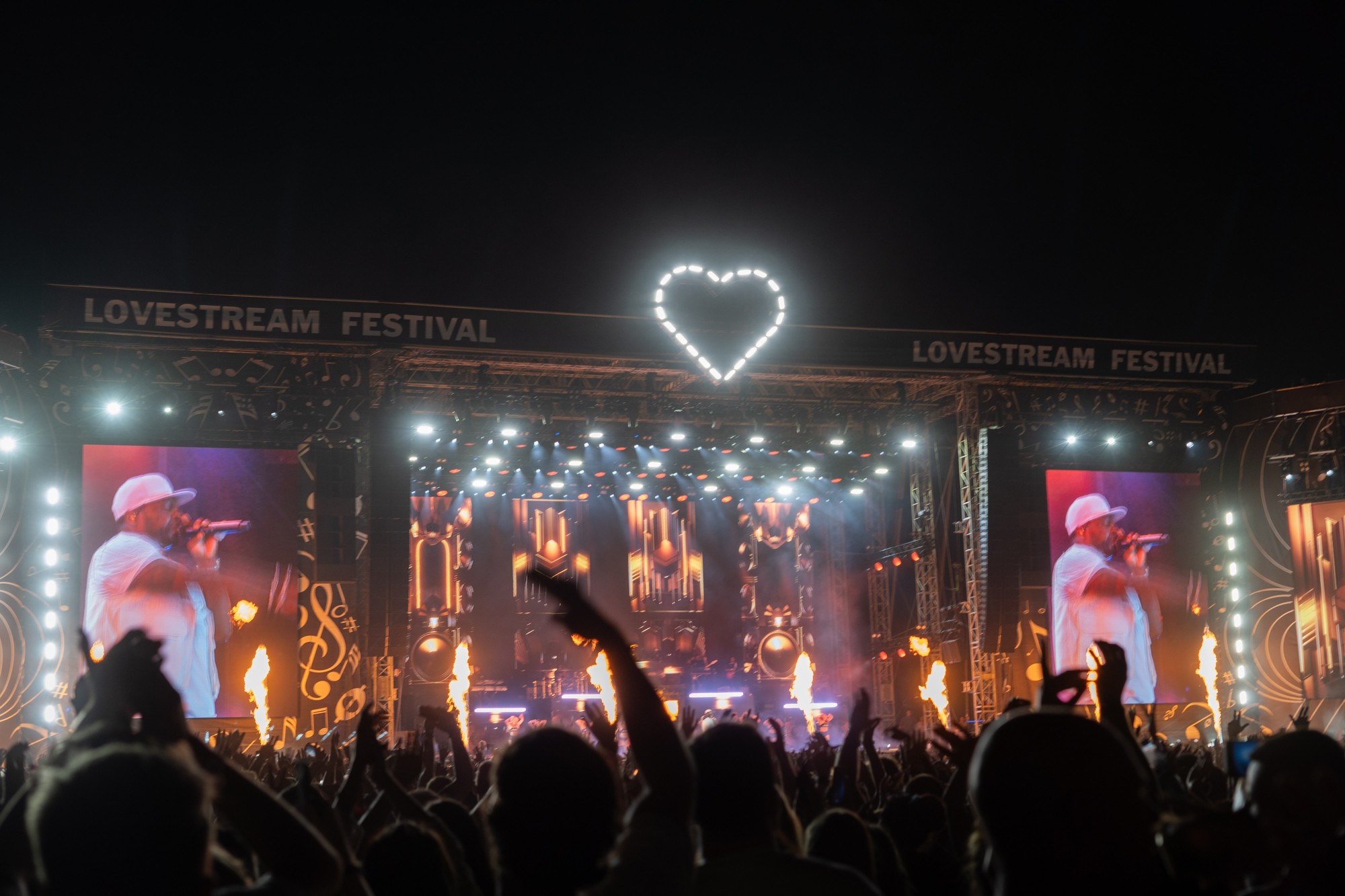 Americký raper 50 Cent počas prvého dňa 3. ročníka Lovestream festivalu na starom letisku vo Vajnoroch v piatok 16. augusta 2024.