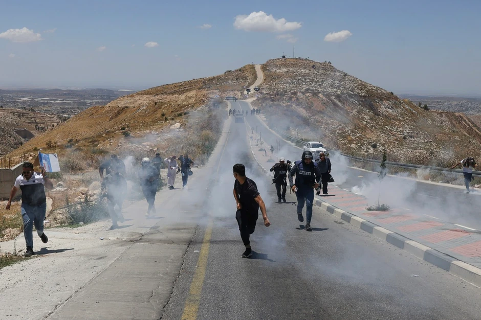 Protest 19. juna zbog novoizgrađenog naselja Maunt Tarusa blizu Dure na Zapadnoj obali za koje lokalni palestinski zemljoposednici tvrde da je podignuto na oduzetoj zemlji 