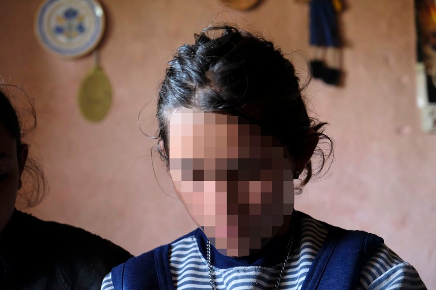 Devojčica kaže da ju je bilo sramota da priča o agoniji kroz koju prolazi. A onda je smogla snage, poverila se drugarici. Majka ju je odvela ginekologu i tada su otkrile da je trudna dva i po meseca.