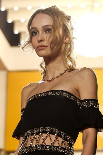 Lily-Rose Depp na premierze filmu 'La danseuse' w Cannes