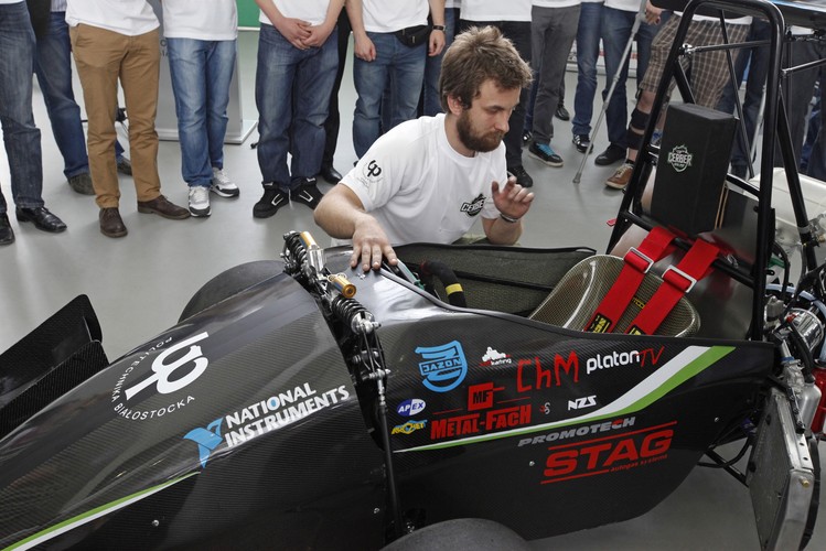 W sierpniu odbędą się trzy kolejne edycje Formula Student w Czechach, na Węgrzech i we Włoszech. Weźmie w nich udział ponad 500 ekip z całego świata. <br><br> fot.  (mgo) PAP/Artur Reszko