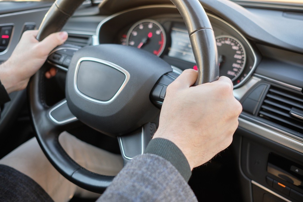 Historická diskriminácia ľavákov od stredoveku po 20. storočie ovplyvnila ajautomobilový dizajn, ktorý dodnes znevýhodňuje vodičov s ľavou dominantnou rukou.
