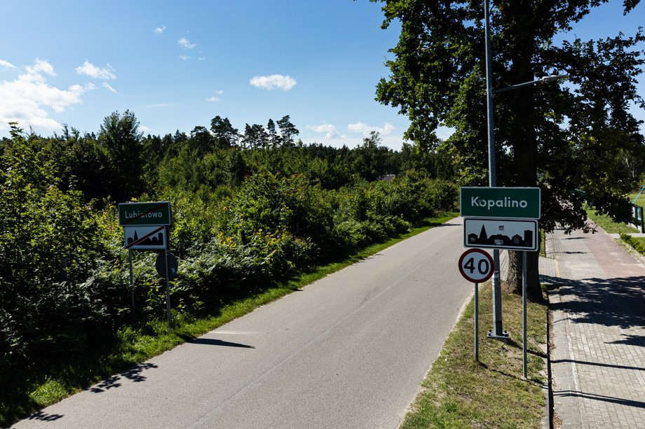 Tablice wsi Kopalino i Lubiatowo — miejsce planowanej budowy elektrowni atomowej.