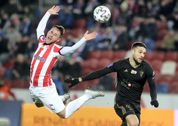 Piłkarz Górnika Zabrze Jesus Jimenez (P) i Diego Ferraresso (L) z Cracovii podczas meczu Ekstraklasy