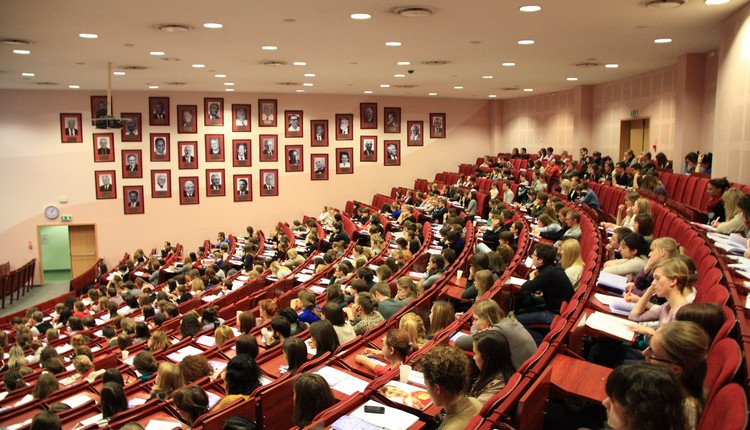 Najbardziej opłacalne kierunki studiów w Polsce. Rekordowe zarobki już w pierwszym roku pracy