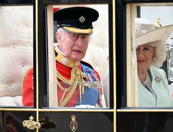 Zmęczony król Karol III na paradzie. Jak zachowywał się wobec poddanych? [FOTO]