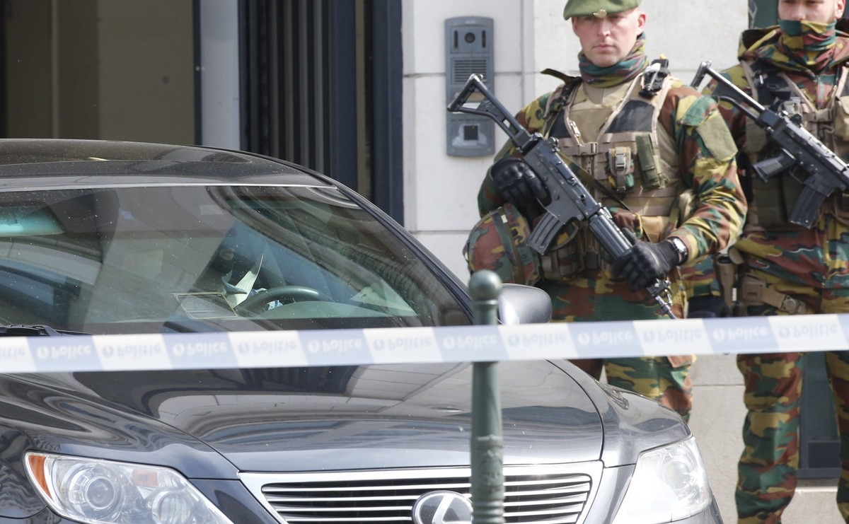 Żołnierze przed sądem w Brukseli w czasie przesłuchania Mohammeda Abriniego