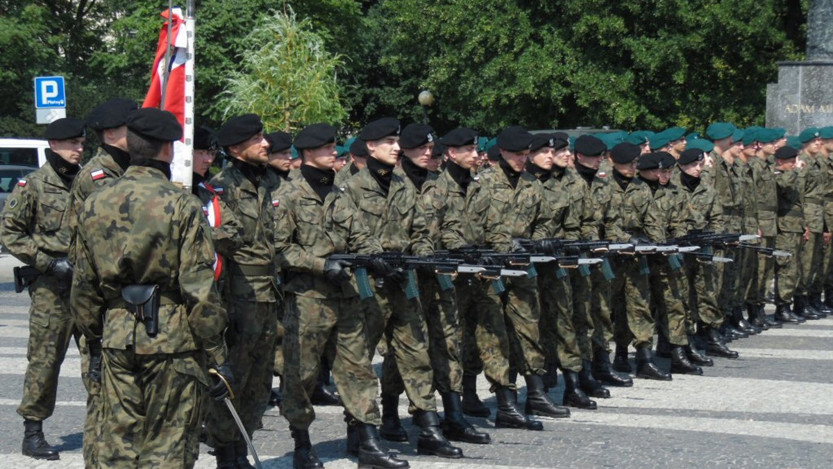 W piątkowe południe na Placu Mickiewicza w Poznaniu odbyły się regionalne obchody Święta Wojska Polskiego, w trakcie których wręczono medale za zasługi dla obronności kraju i nominacje na wyższe stopnie wojskowe. Zgromadzona publiczność mogła zobaczyć przelot samolotów F-16 i pokaz musztry paradnej w wykonaniu Orkiestry Reprezentacyjnej Sił Powietrznych.