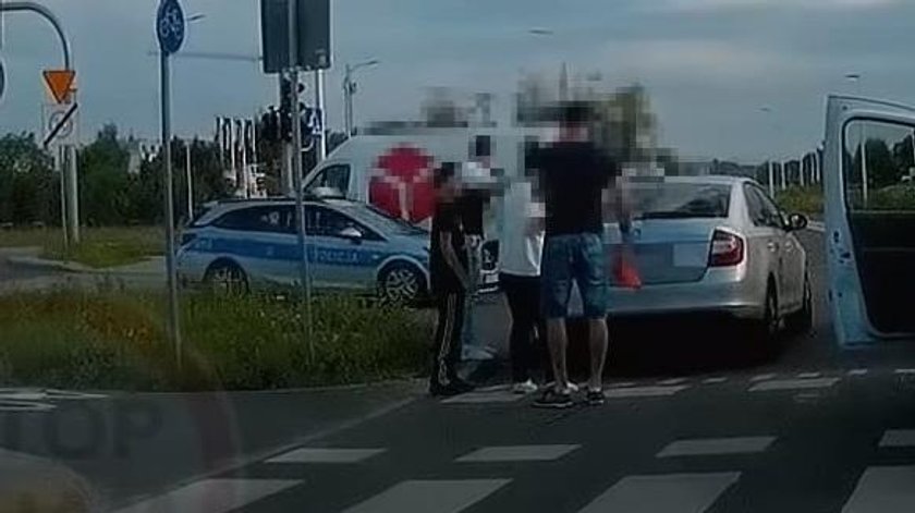 Taksówkarz pobił się z pieszym. Policjanci nie zareagowali