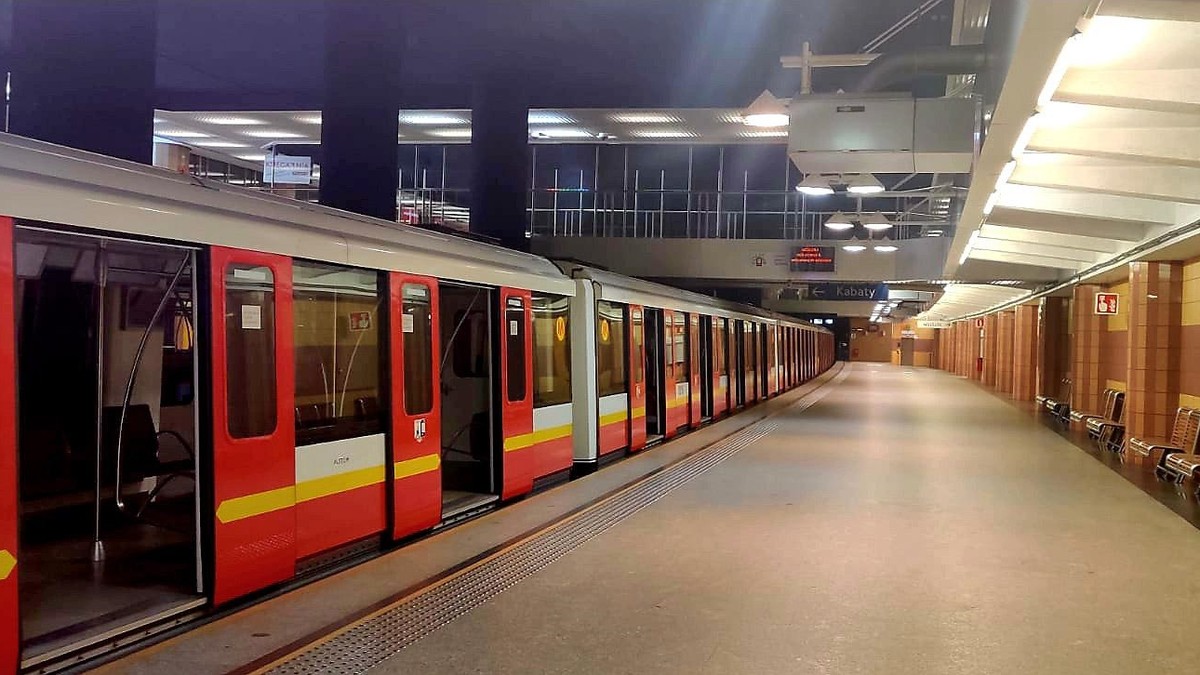 Wypadek na stacji Pole Mokotowskie. M1 z utrudnieniami. Uruchomili zastępczą linię