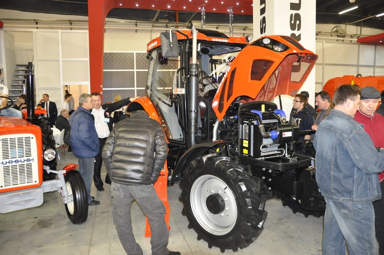 Nowy model ma nawiązywać do tradycji i czasów świetności polskiego producenta. Pojazd będzie zasilany 3-cylindrową jednostką napędową Perkinsa o mocy 58 KM.  Duże pole do manewru daje opcjonalne
wyposażenie, w tym m.in [2]. obciążniki przednie 440 kg i tylne 220 kg, szersze ogumienie i zaczep rolniczy. Na ciągnik obowiązują 4 lata lub 4 tysiące motogodzin gwarancji.
