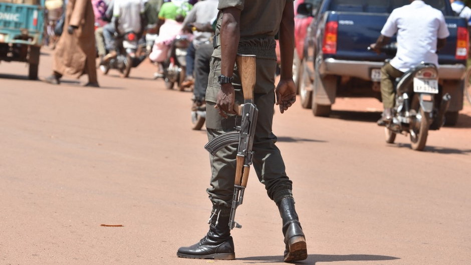 Policjant patrolujący ulice, Burkina Faso, zdjęcie ilustracyjne