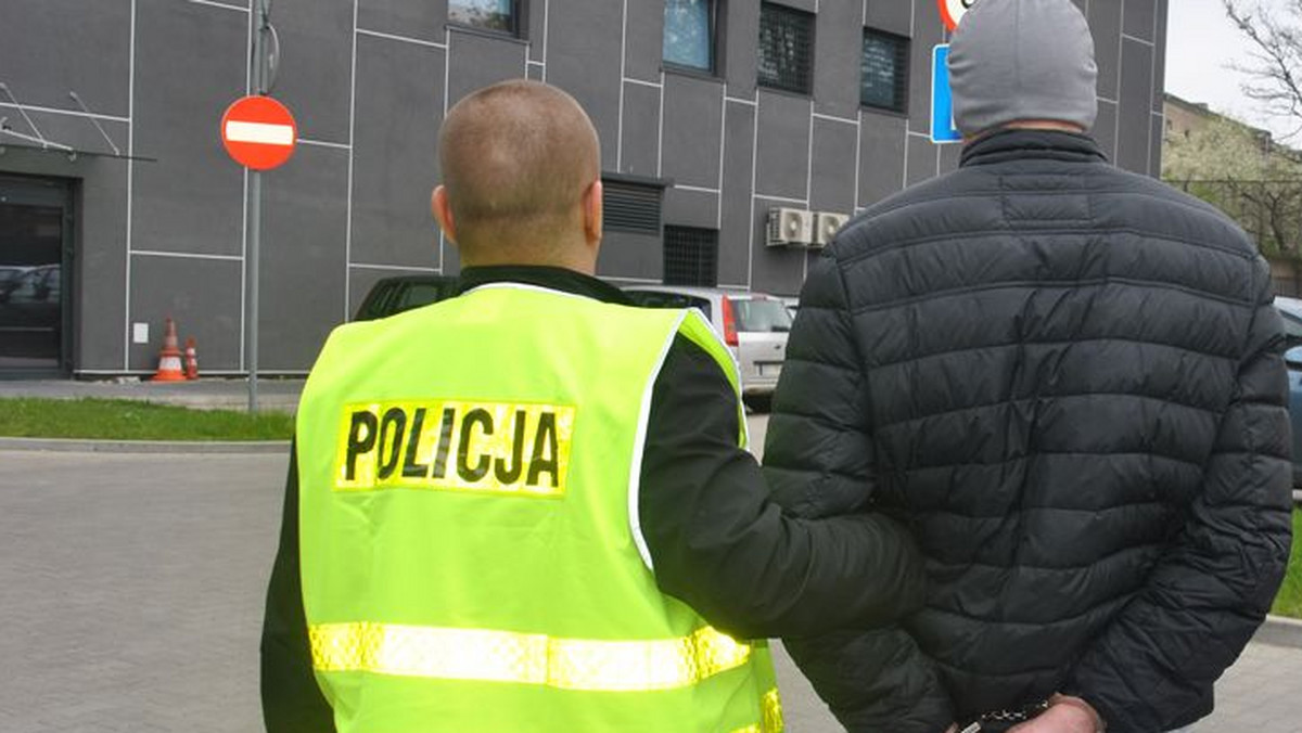 W ręce łódzkich policjantów wpadł 31-latek, który włamywał się do skrzynek na monety. Szczególnie wyróżniał płatne fotele do masażu, stojące w jednej z łódzkich galerii handlowych. Nie gardził też odkurzaczami na stacjach benzynowych. Teraz grozi mu do 10 lat więzienia.