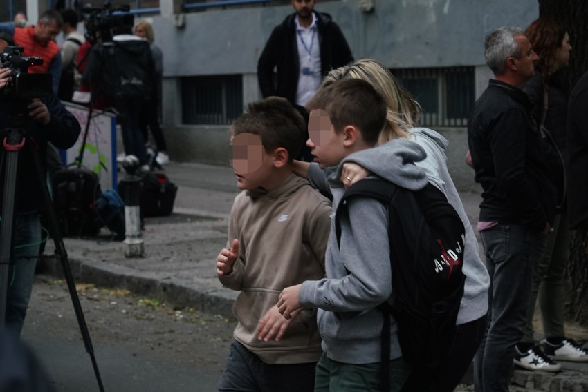 Učenici koji su izašli iz škole u pratnji policije 