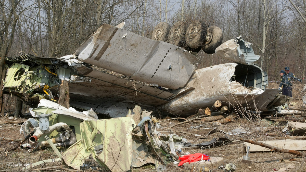 Choć zapis czarnej skrzynki samolotu Tu-154M, który rozbił się na podsmoleńskim lotnisku Siewiernyj, kończy się o godzinie 10.41 czasu moskiewskiego, to większość ofiar ma w aktach zgonu wpisaną późniejszą godzinę - ustalił nieoficjalnie reporter RMF FM Roman Osica. Przykładem jest Zbigniew Wasserman, któremu jako godzinę śmierci wpisano 10.56.