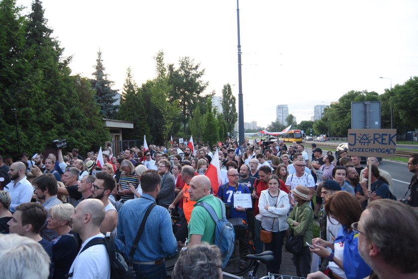 Służby nagrywają protestujących ludzi pod domem Kaczyńskiego. Oto dowód!