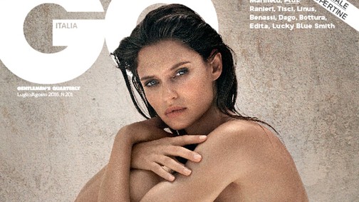 Egy évvel a szülés után gyönyörű akt fotókon a legszebb olasz modell