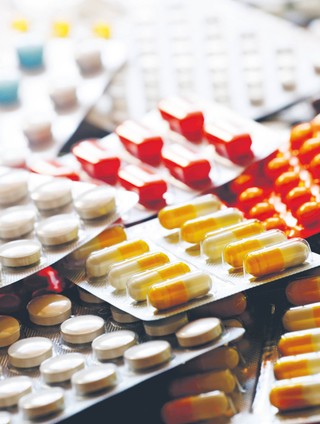 Polacy leczą duszę suplementami. Wątpliwości budzi ich skład i skuteczność