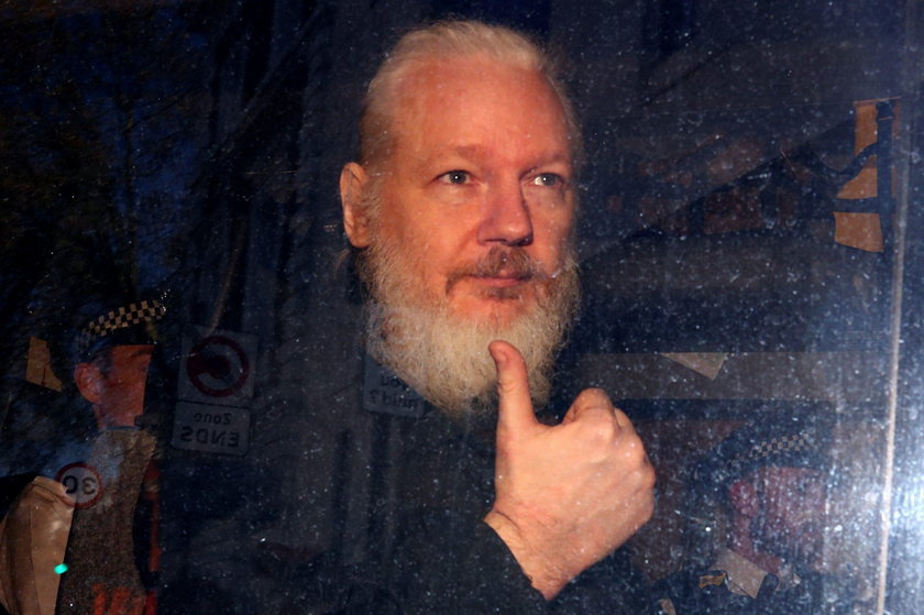 W zamknięciu Assange płodził dzieci!