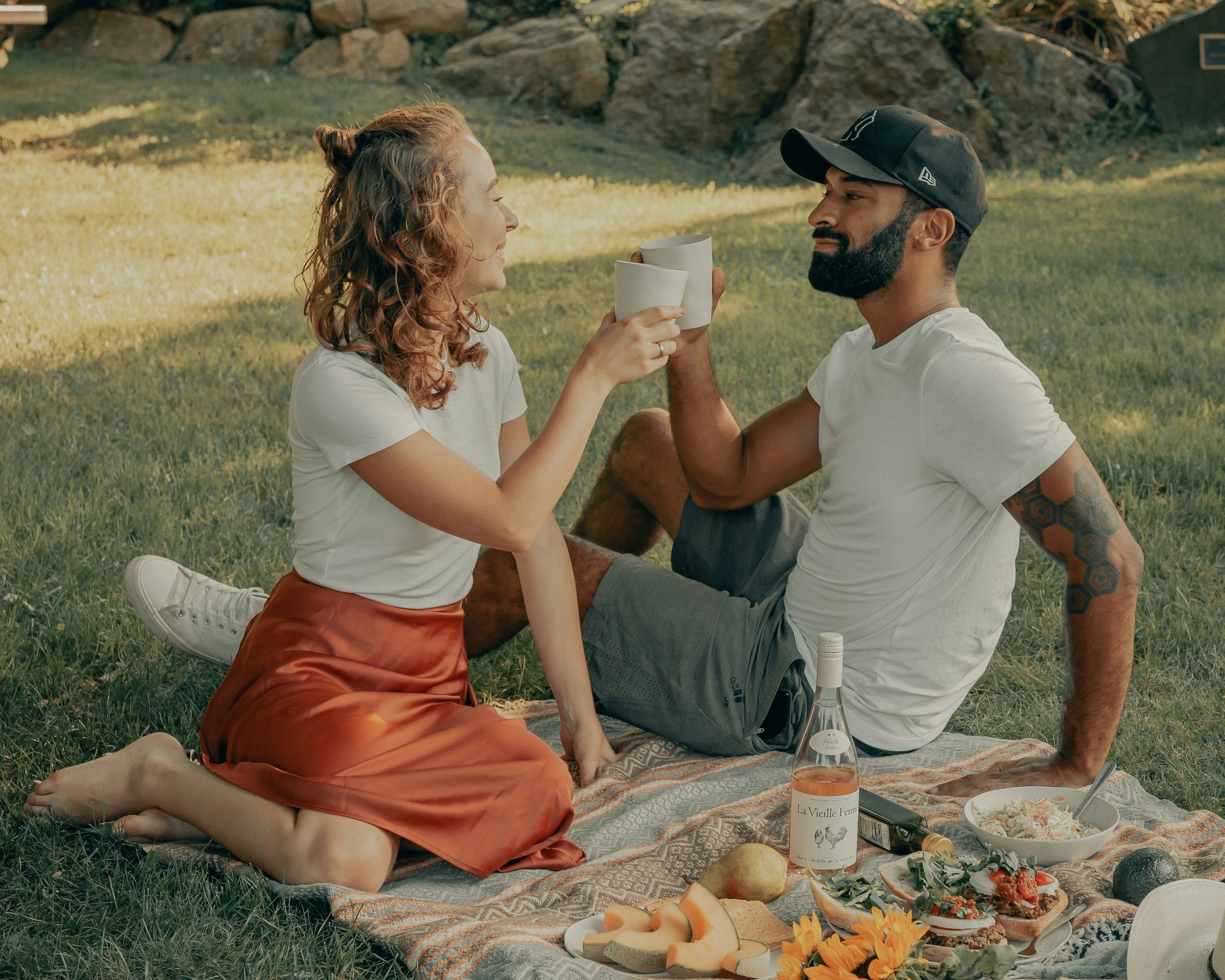 Piknik v parku na čerstvom vzduchu je ideálnou príležitosťou na rozhovory bez rušivých vplyvov technológií.
